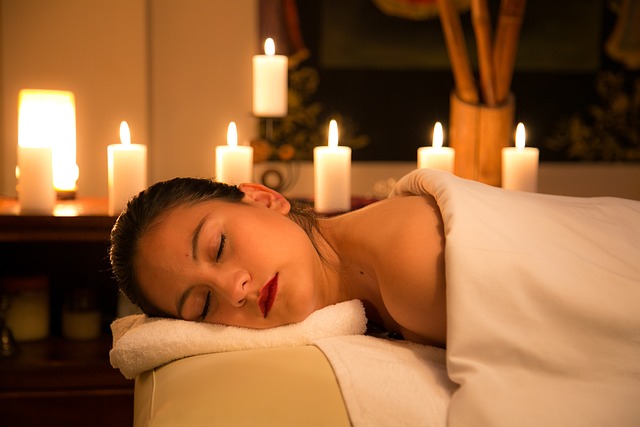 Femme endormie sur une table de massage