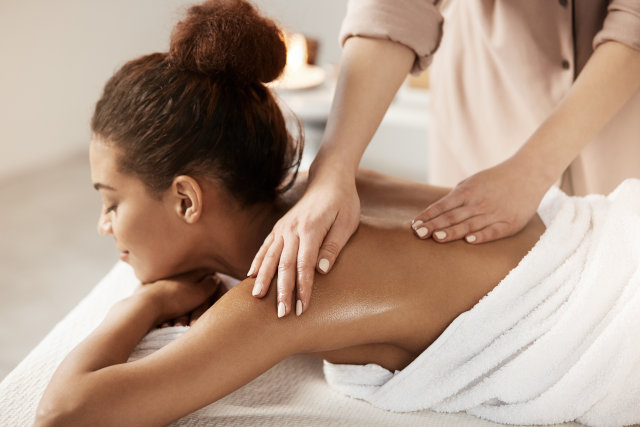 Femme se faisant masser le dos